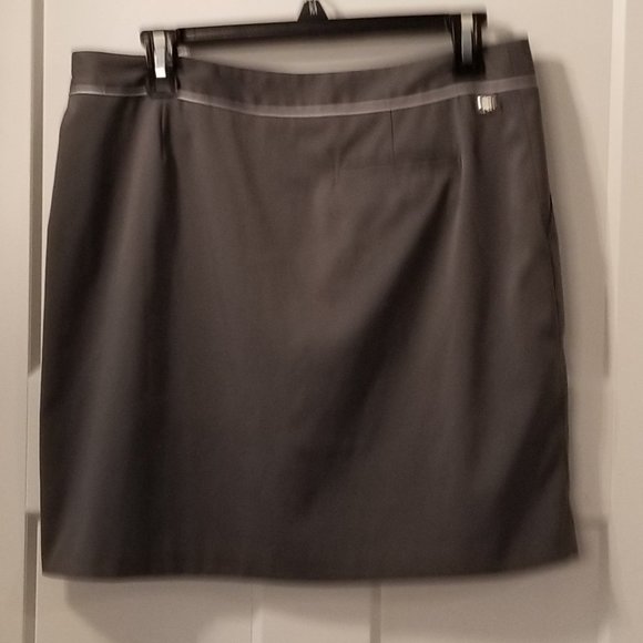 Greg Norman | Women's Gray Plaid Golf Skort Skirt - Picture 6 of 6